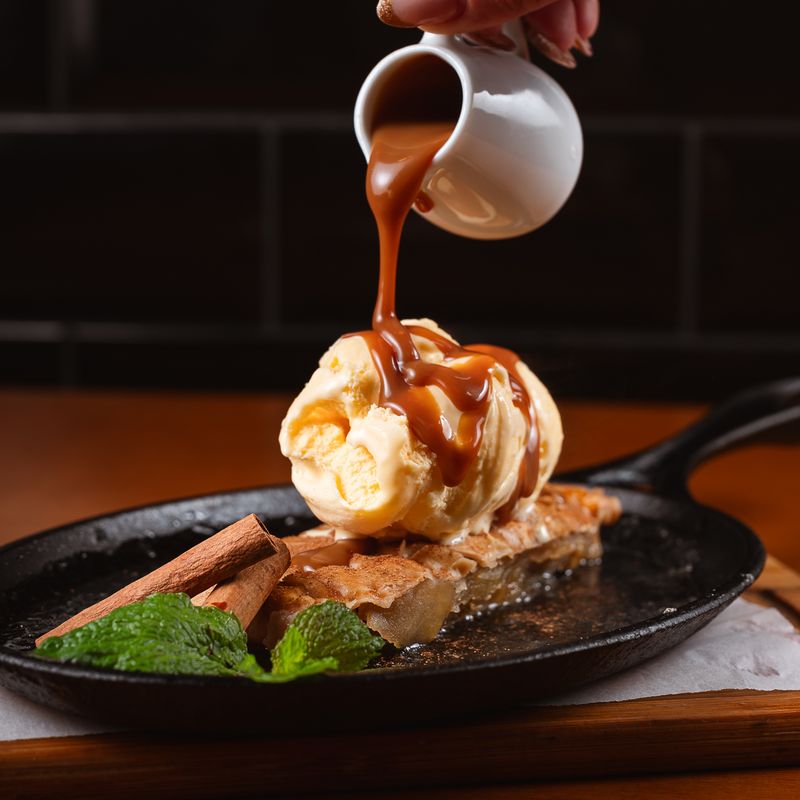 Apfelstrudel com sorvete e calda de doce de leite