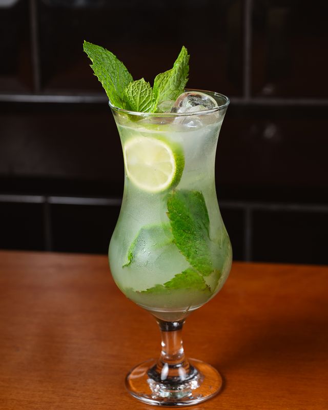 Mojito com limão e hortelã