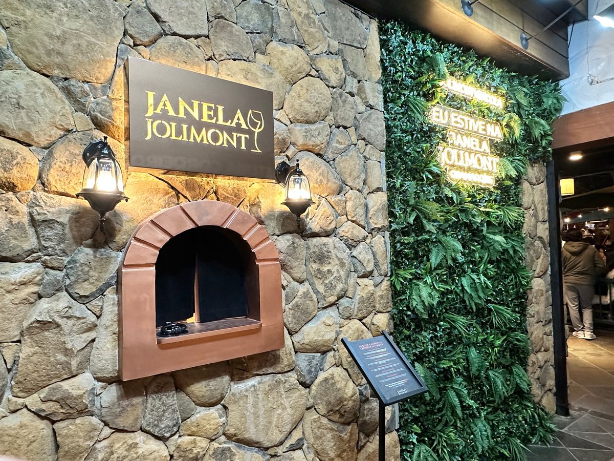 Janela Jolimont na parede de pedra e o painel verde Eu estive na Janela Jolimont, ao lado do Cave 48, na Rua Coberta